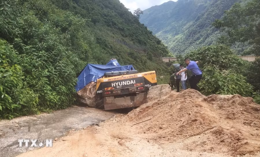 Lực lượng chức năng có mặt tại hiện trường để chỉ đạo công tác khắc phục vụ sạt lở ở Lai Châu. (Ảnh: TTXVN phát) Lực lượng chức năng có mặt tại hiện trường để chỉ đạo công tác khắc phục vụ sạt lở ở Lai Châu. (Ảnh: TTXVN phát)