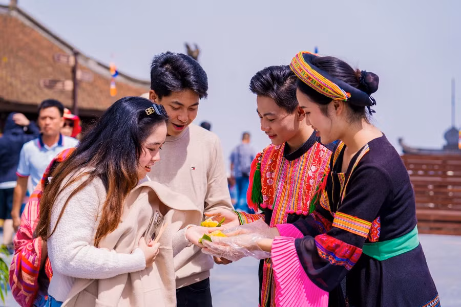Du khách vui vẻ thưởng thức bánh giầy trong không khí mát lạnh của đỉnh Fansipan