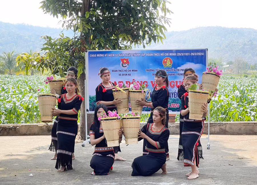 Câu lạc bộ Văn nghệ buôn Plei Ơi (xã Ayun Hạ) góp phần giữ gìn và quảng bá nét đẹp văn hóa truyền thống của dân tộc. Ảnh: V.C
