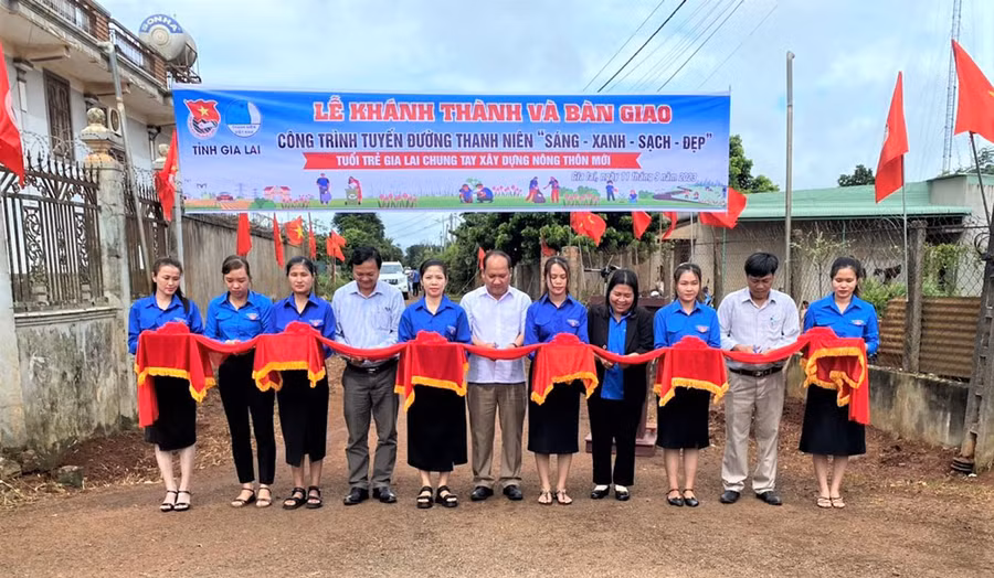 Phó Bí thư Tỉnh ủy Rah Lan Chung (thứ 6 từ trái sang) cắt băng khánh thành công trình tuyến đường thanh niên sáng-xanh-sạch-đẹp tại làng Thơh Ga B, xã Chư Don, huyện Chư Pưh. Ảnh: H.Đ.T