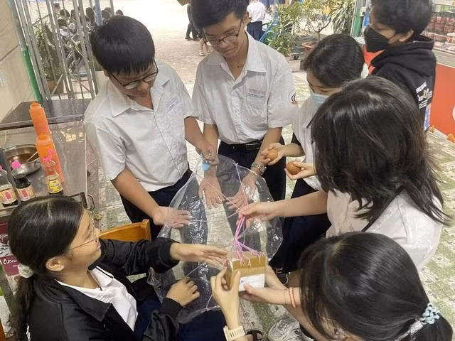 Học sinh chế tạo các sản phẩm cho môn vật lý. Ảnh: NVCC Học sinh chế tạo các sản phẩm cho môn vật lý. Ảnh: NVCC