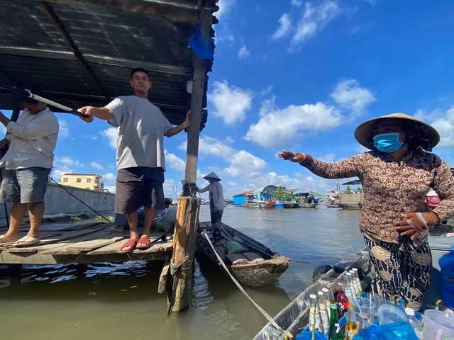 Những người câu cá trên bờ cũng quen với vị “cà phê bà Thảo”. Ảnh: LÊ VÂN