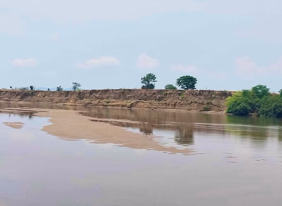 Khu vực từ hạ lưu cầu Lệ Bắc đến thôn Quỳnh 3, cầu Đôi (xã Chư Rcăm) dài hơn 2,4 km đang trong tình trạng sạt lở đặc biệt nguy hiểm. Ảnh: Minh Phương