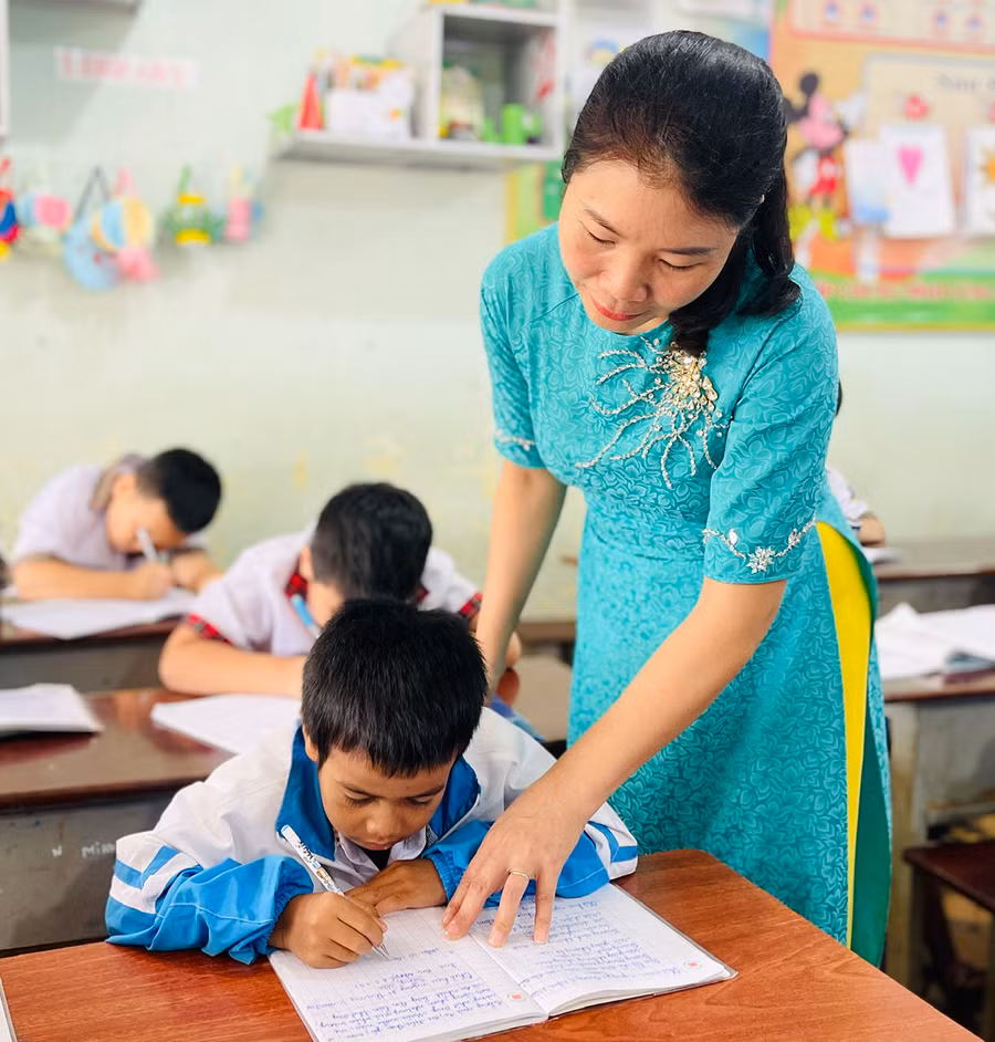 Em Kpăh Bảo (học sinh lớp 2A1) trở nên hoạt bát, dạn dĩ hơn nhờ sự dạy dỗ ân cần của cô giáo Phạm Thị Phương. Ảnh: M.K