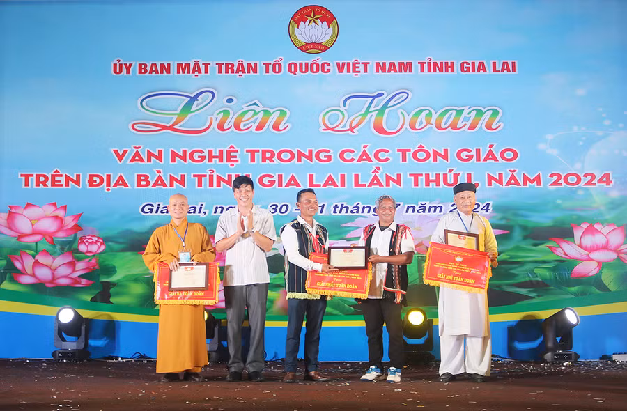 Phó Chủ tịch Ủy ban MTTQ tỉnh Đinh Ngọc Hải-Trưởng ban tổ chức Liên hoan văn nghệ trong các tôn giáo trên địa bàn tỉnh trao giải nhất,nhì, ba toàn đoàn. Ảnh: P.D