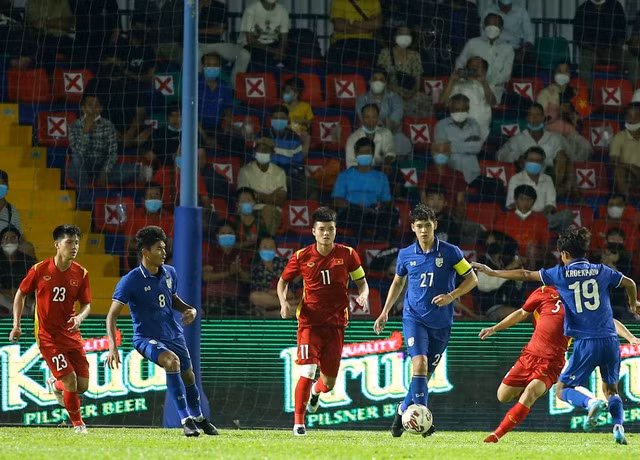 U.22 Thái Lan (áo xanh) thi đấu tại SEA Games 32. Ảnh: FAT