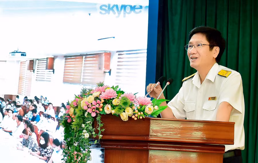 Ông Lê Minh Nhựt-Cục trưởng Cục Thuế tỉnh phát biểu tại hội nghị đối thoại với doanh nghiệp, hợp tác xã. Ảnh: Đức Thụy