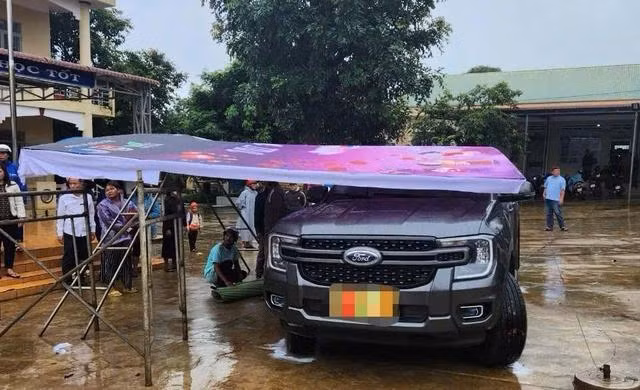 Xe ô tô gây tai nạn trong trường học