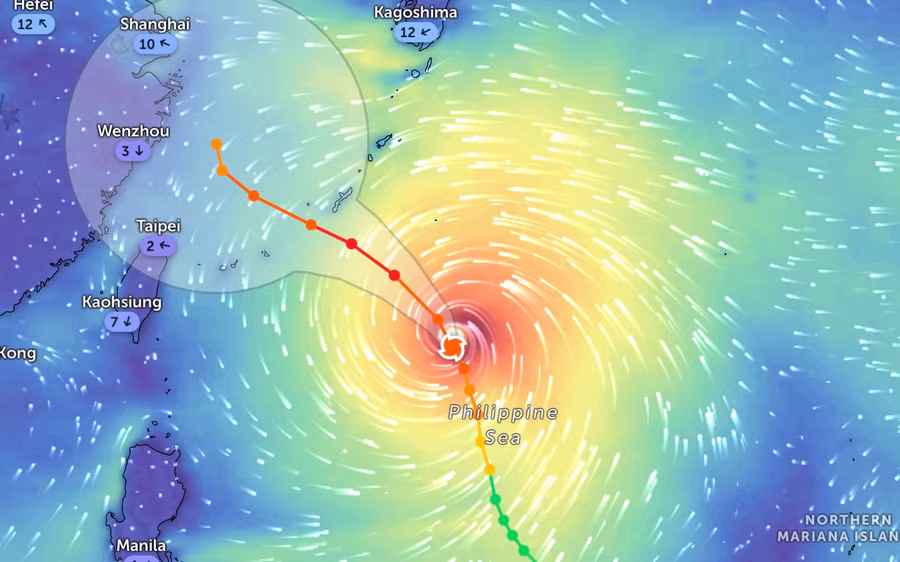 Mắt bão Khanun đang hình thành rõ ràng hơn. Ảnh: ZoomEarth Mắt bão Khanun đang hình thành rõ ràng hơn. Ảnh: ZoomEarth