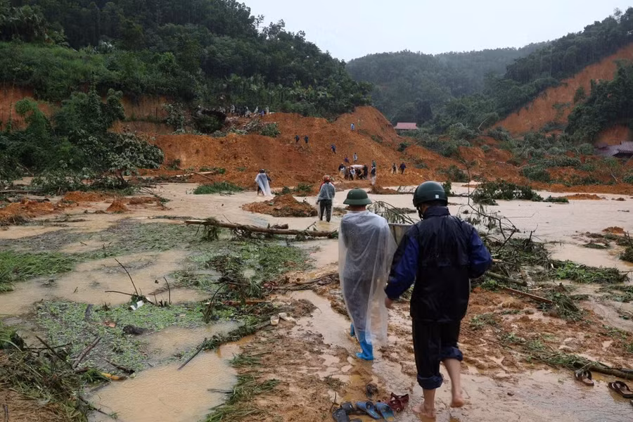 Trời vẫn mưa.