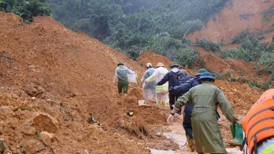 Khẩn trương tiếp cận hiện trường để cứu hộ vụ sạt lở tại xã Minh Xuân. Ảnh: Truyền hình Yên Bái