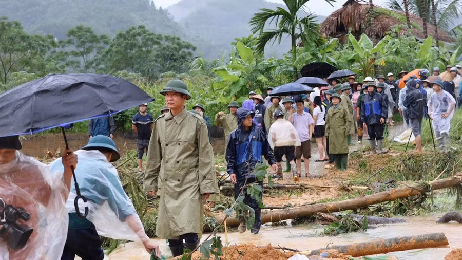 Các lực lượng chức năng khẩn trương cứu hộ