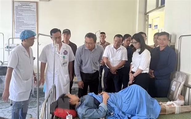 Lãnh đạo Ủy ban An toàn Giao thông Quốc gia thăm hỏi các nạn nhân vụ tai nạn giao thông tại huyện Hữu Lũng, tỉnh Lạng Sơn. (Ảnh: TTXVN phát)