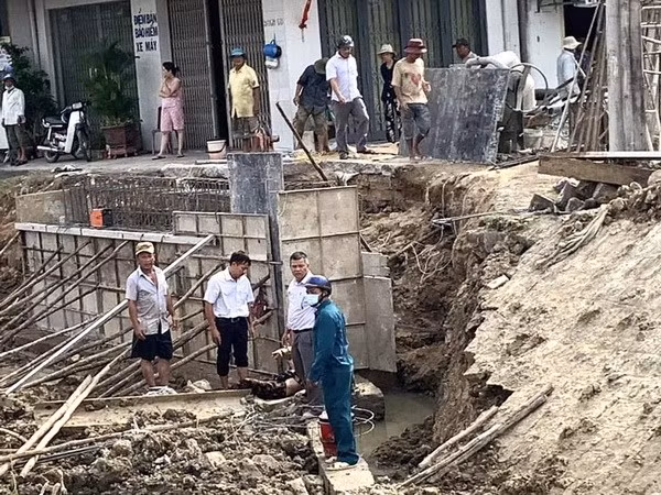 Nhiều người hỗ trợ đưa giải cứu nạn nhân khi bị đất vùi lấp. (Nguồn: Báo Lao động)