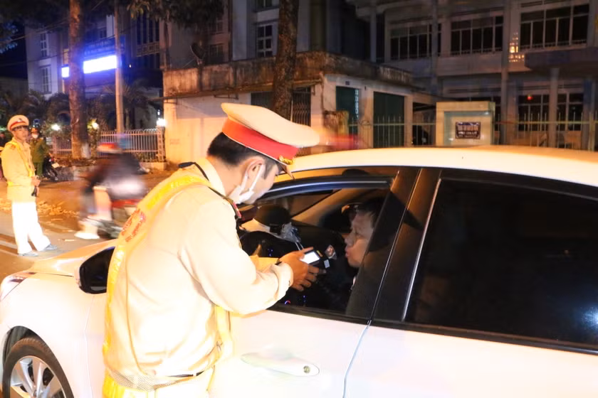 Ý thức của người dân đã nâng lên rõ rệt, tự giác chấp hành quy định "đã uống rượu bia thì không lái xe". Ảnh: Quang Tấn