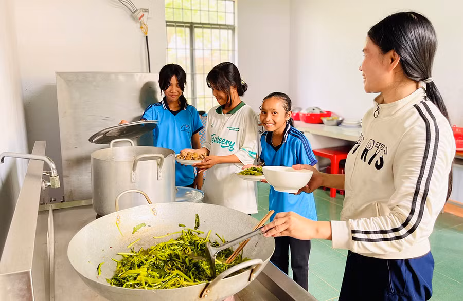 Cô và trò Trường Tiểu học và THCS Trần Hưng Đạo vui vẻ chuẩn bị bữa ăn trưa. Ảnh: Mai Ka