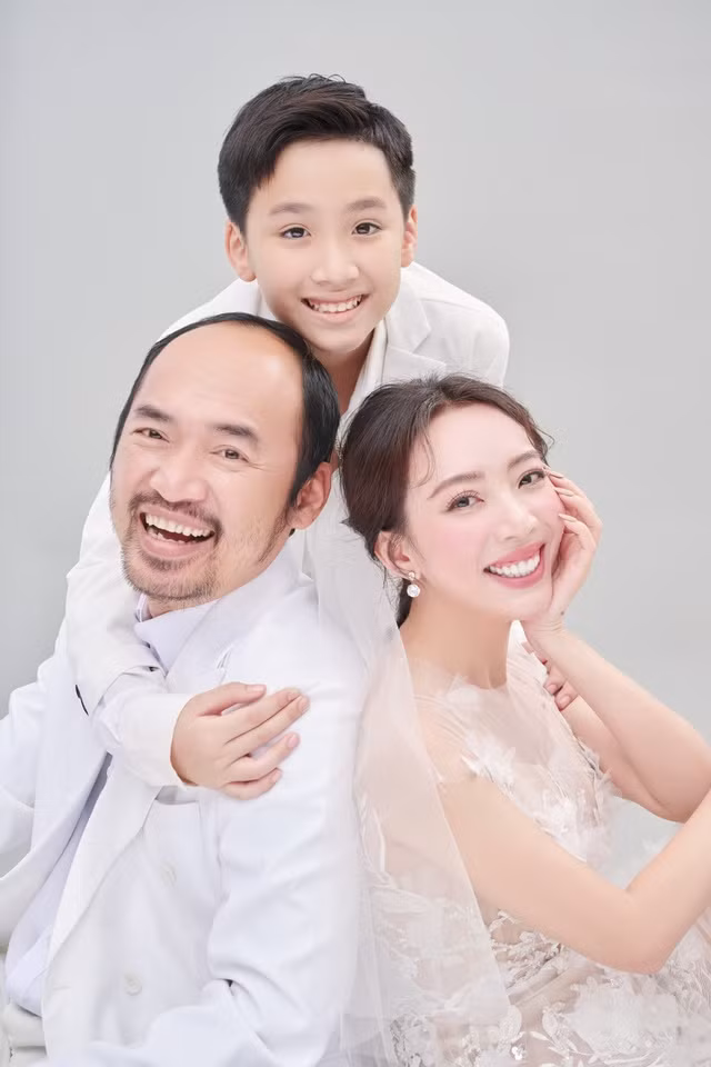 Bộ ảnh mang tông trắng chủ đạo. Thu Trang diện váy cưới, khoe nhan sắc mặn mà bên Tiến Luật và con trai. Ở một số khoảnh khắc, gia đình nữ diễn viên có cách tạo dáng “lầy lội", đúng với tính cách của các thành viên. Ảnh: NVCC