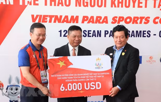 Đại sứ Việt Nam tại Campuchia Nguyễn Huy Tăng tặng quà tượng trưng cho Đại diện Đoàn thể thao người khuyết tật Việt Nam. (Ảnh: Hoàng Minh/TTXVN) Đại sứ Việt Nam tại Campuchia Nguyễn Huy Tăng tặng quà tượng trưng cho Đại diện Đoàn thể thao người khuyết tật Việt Nam. (Ảnh: Hoàng Minh/TTXVN)