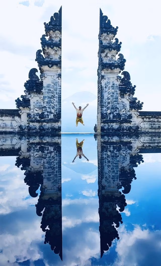 Thầy giáo trẻ tận hưởng tại cổng trời ở Bali. Ảnh: NVCC