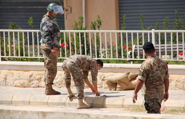 Binh lính Lebanon cho nổ pin một thiết bị liên lạc ở thị trấn Qlayaa, miền Nam Lebanon. Ảnh: Reuters