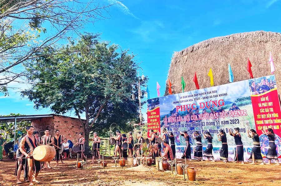 Người Bahnar làng Đak Mong (xã Đak Krong, huyện Đak Đoa) hân hoan trong lễ mừng lúa mới. Ảnh: H.N Người Bahnar làng Đak Mong (xã Đak Krong, huyện Đak Đoa) hân hoan trong lễ mừng lúa mới. Ảnh: H.N