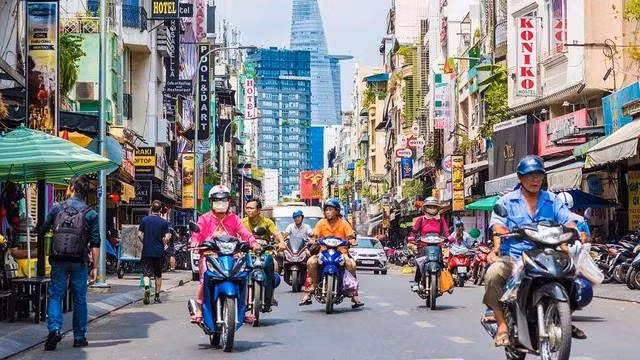 Những con đường ở trung tâm thành phố luôn đông đúc xe máy.