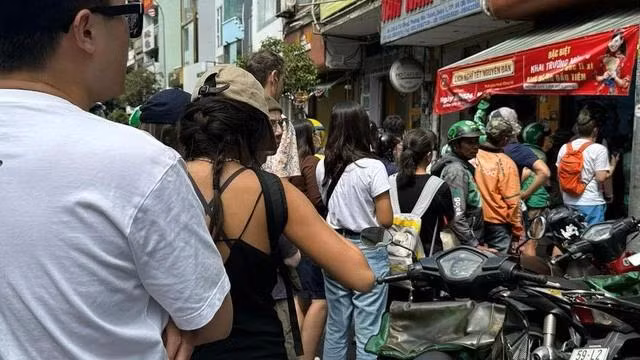 Nhiều du khách và shipper xếp hàng trước bánh mì Huynh Hoa.