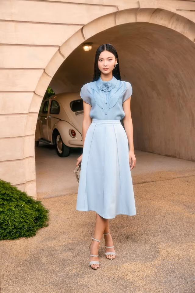 Hai sắc độ xanh khác nhau được kết hợp mượt mà trên một outfit giúp không gian xung quanh nàng cũng trở nên xanh mát dễ chịu hơn. Khi mặc trang phục kết hợp từ 2 item trở lên, nàng nên chú ý đến độ dài của từng món đồ để có thể tạo ra tỉ lệ hợp lý và cân đối cho outfit.