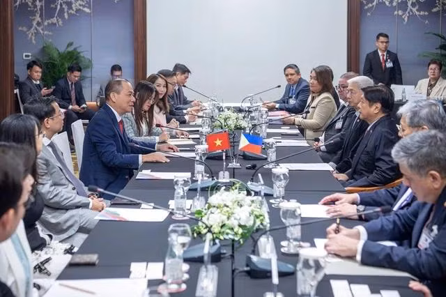 Chủ tịch Vingroup Phạm Nhật Vượng trao đổi với Tổng thống Ferdinand Marcos Jr về kế hoạch đầu tư vào thị trường Philippines