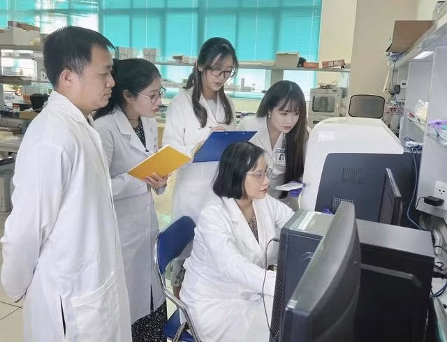TS-BS Trịnh Hoàng Kim Tú (ngồi) tâm huyết với các đề tài nghiên cứu về dị ứng thức ăn... Ảnh: NVCC