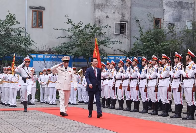 Chủ tịch nước Võ Văn Thưởng đến thăm Bộ Tư lệnh Cảnh vệ. Ảnh: Thống Nhất/TTXVN