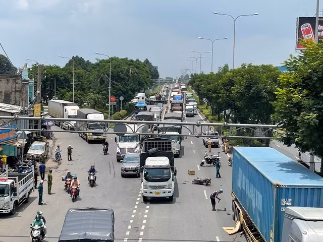 Tai nạn khiến một đoạn đường bị ùn ứ.