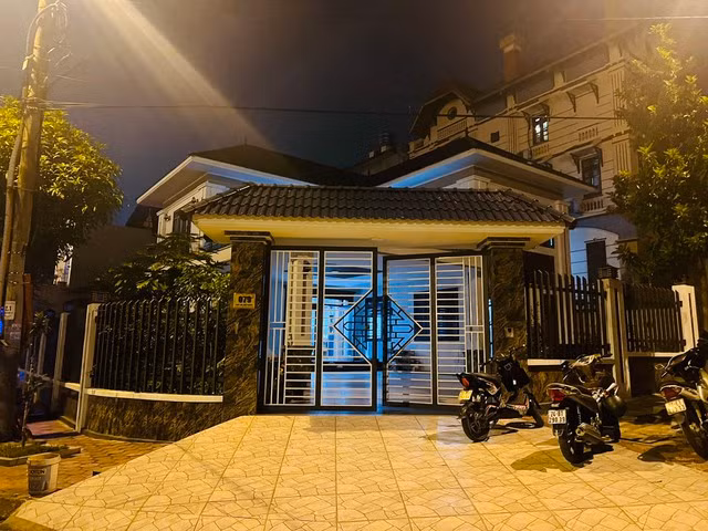 Bên ngoài nơi ở của ông Phạm Trường Minh tại TP Lào Cai. Ảnh: Công an cung cấp