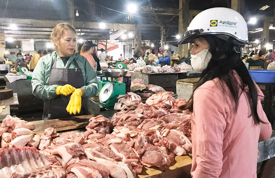 Giá heo hơi giảm nhưng giá thịt thành phẩm ngoài chợ vẫn cao. Ảnh: Nguyễn Diệp