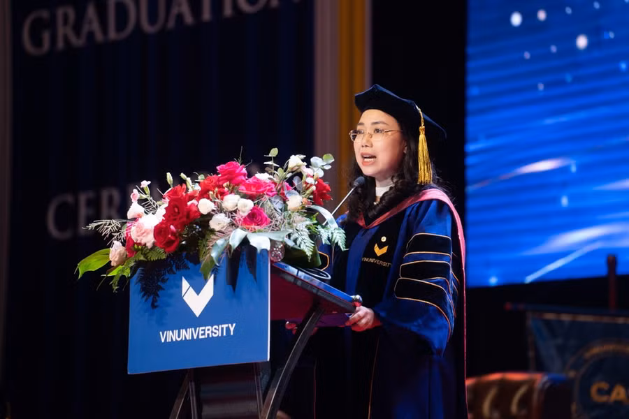 Tiến sỹ Lê Mai Lan phát biểu tại lễ tốt nghiệp. (Ảnh: PV/Vietnam+) Tiến sỹ Lê Mai Lan phát biểu tại lễ tốt nghiệp. (Ảnh: PV/Vietnam+)