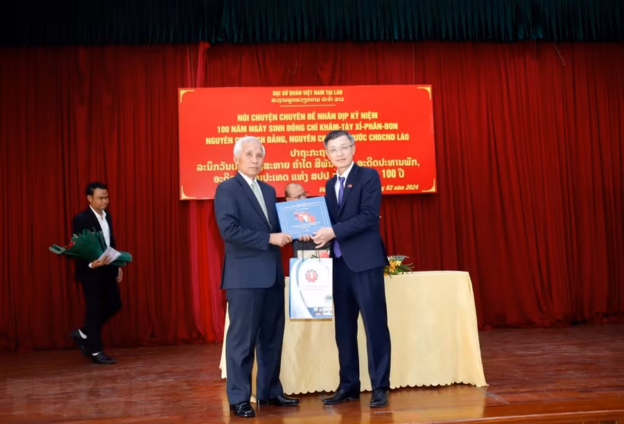 Ông Khamphan Pheuyavong trao cho ông Phan Minh Chiến, Tham tán Đại sứ quán Việt Nam tại Lào cuốn sách nói về thân thế, sự nghiệp của Chủ tịch Khamtay Siphandone. (Ảnh: Phạm Kiên/TTXVN) Ông Khamphan Pheuyavong trao cho ông Phan Minh Chiến, Tham tán Đại sứ quán Việt Nam tại Lào cuốn sách nói về thân thế, sự nghiệp của Chủ tịch Khamtay Siphandone. (Ảnh: Phạm Kiên/TTXVN)