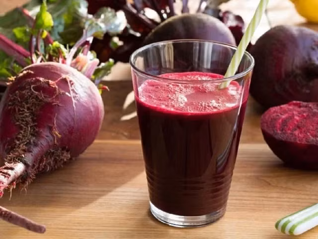 Một nghiên cứu năm 2020 cho thấy chất betanin trong nước ép củ dền có thể giúp giảm cholesterol xấu. Ảnh: Shutterstock