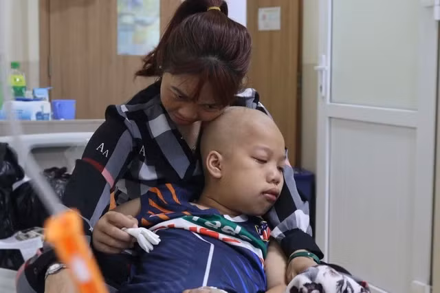 Chị Vi không có ý định bỏ cuộc trong cuộc chiến gian nan giành sự sống cho con trai. Ảnh: Uyển Nhi Chị Vi không có ý định bỏ cuộc trong cuộc chiến gian nan giành sự sống cho con trai. Ảnh: Uyển Nhi
