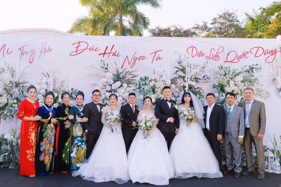 Gia đình 4 bên trong ngày vui của 6 con. Ảnh: GĐCC