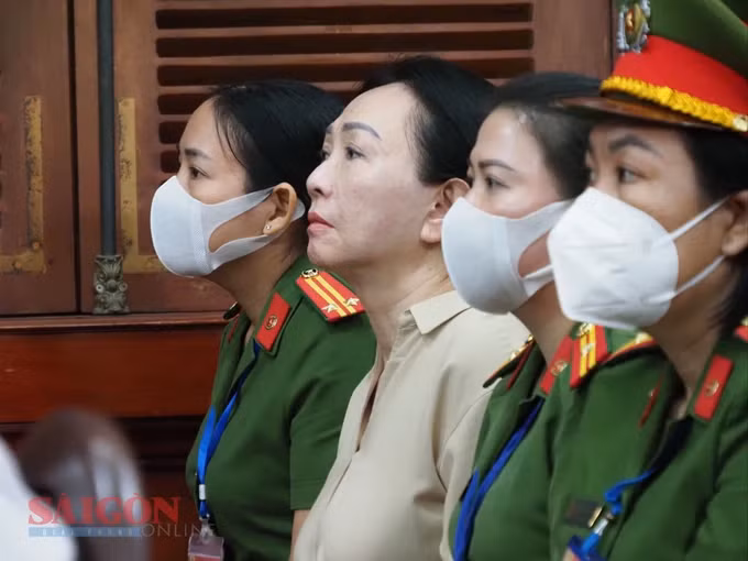 Bị cáo Trương Mỹ Lan (Chủ tịch HĐQT Tập đoàn Vạn Thịnh Phát) tại tòa, sáng 13-3. Ảnh: HOÀNG HÙNG Bị cáo Trương Mỹ Lan (Chủ tịch HĐQT Tập đoàn Vạn Thịnh Phát) tại tòa, sáng 13-3. Ảnh: HOÀNG HÙNG
