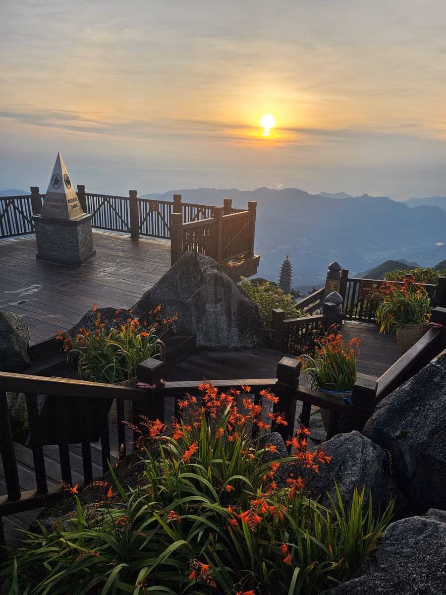 Đón bình minh trên nóc nhà Đông Dương