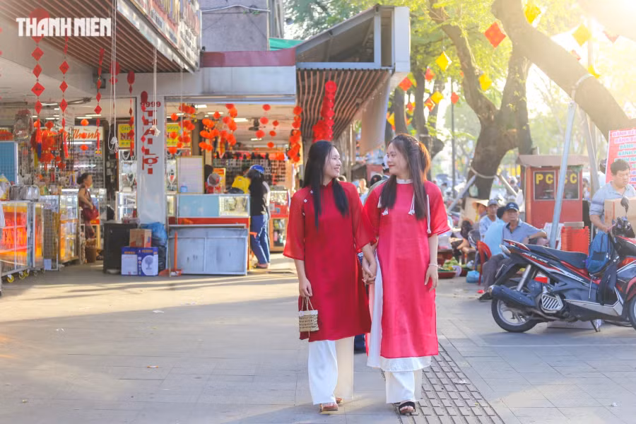 Bạn trẻ trong trang phục áo dài đến chợ Đông Ba để check-in. Ảnh: LÊ HOÀI NHÂN