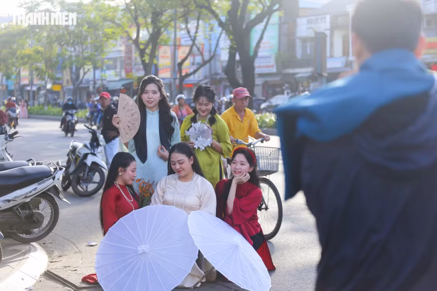 Dịch vụ chụp hình tại chợ Đông Ba những ngày giáp tết trở nên nhộn nhịp. Ảnh: LÊ HOÀI NHÂN