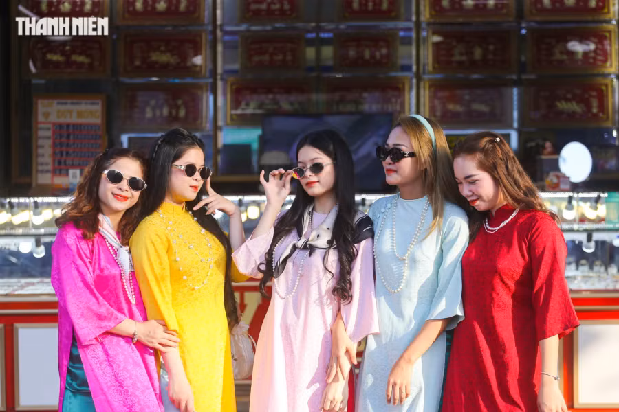 Lê Hoàng Lan Anh (ở giữa) cùng những người bạn tạo dáng vui nhộn trước chợ Đông Ba. Ảnh: LÊ HOÀI NHÂN
