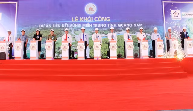 Lãnh đạo tỉnh Quảng Nam bấm nút khởi công dự án.Ảnh: Mạnh Cường