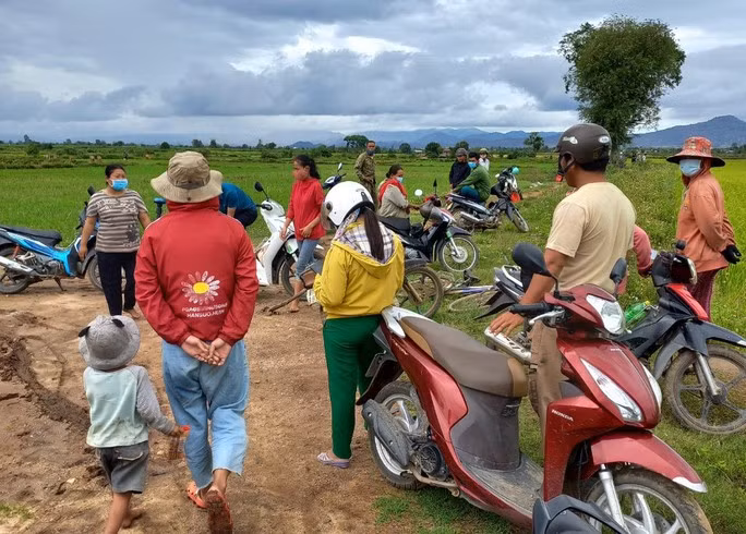 Hàng chục người dân kéo ra ngăn cản việc múc đất cát làm hư hại ruộng đất