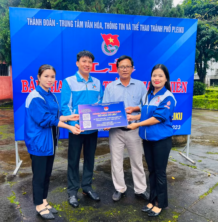 Thành Đoàn Pleiku bàn giao công trình số hóa các di tích lịch sử. Ảnh: Phan Lài Thành Đoàn Pleiku bàn giao công trình số hóa các di tích lịch sử. Ảnh: Phan Lài