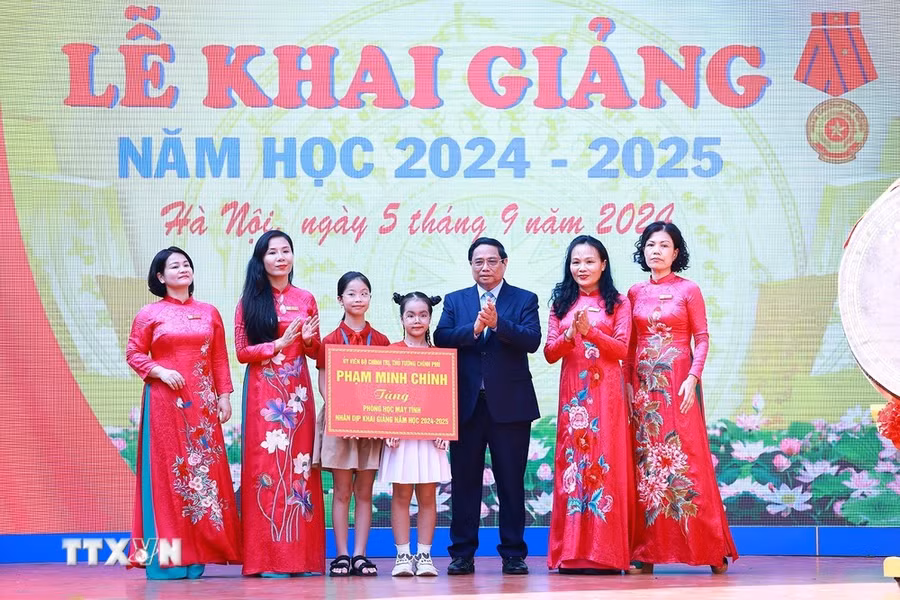 Thủ tướng Phạm Minh Chính trao tặng phòng học máy tính cho học sinh Trường Phổ thông Cơ sở Nguyễn Đình Chiểu Hà Nội. (Ảnh: Dương Giang/TTXVN)