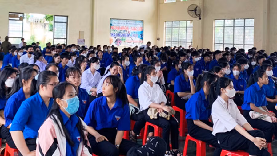 Đông đảo đoàn viên, thanh niên tham gia tại buổi tuyên truyền. Ảnh Văn Đại