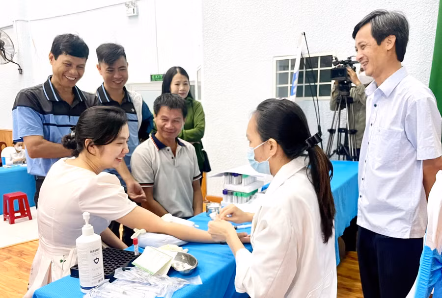 Đoàn viên, người lao động tham gia xét nghiệm tầm soát ung thư gan miễn phí. Ảnh: Lam Nguyên